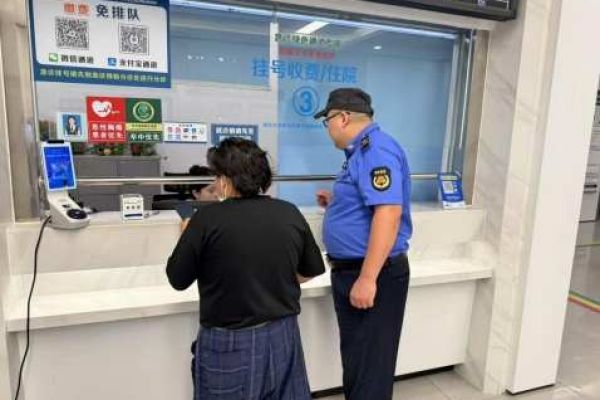 江苏无锡：高温返场 梁溪城管暖心守护市民安全