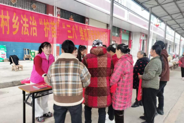 江西安远塘村乡：情暖三八节 普法护芳华