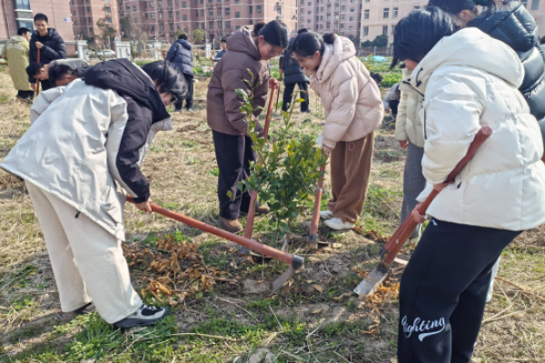 高一学子开展果园探究实践，践行 &ldquo;思创共生&rdquo; 劳动初心&mdash;&mdash;第 48 个植树节，江苏省启东中学学子在学农基地开启绿色探究之旅