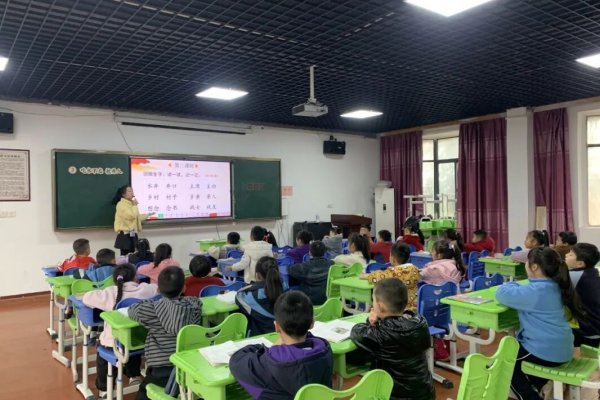 南昌县斗柏路小学开展校级语文公开课教研活动