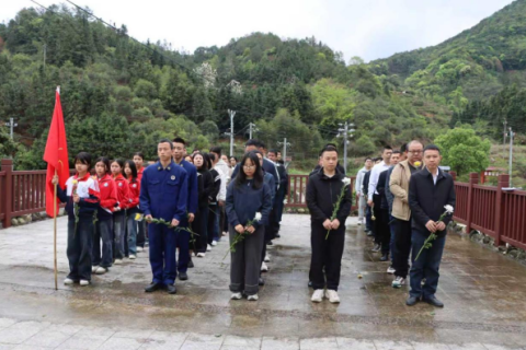 江西安远县塘村乡：鲜花祭英烈，精神励前行
