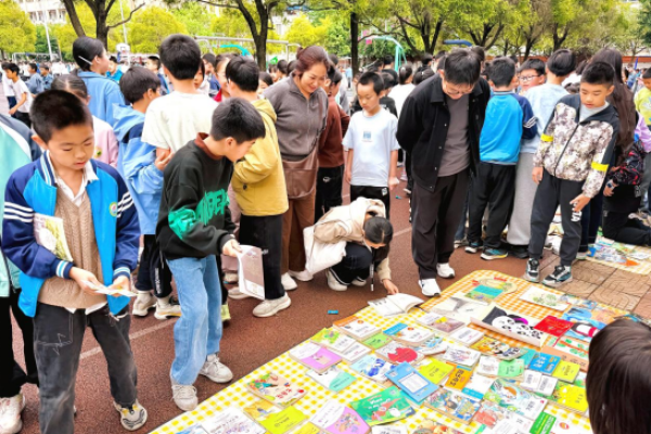 江西信丰四小举办图书跳蚤市场 让旧书&ldquo;活&rdquo;起来