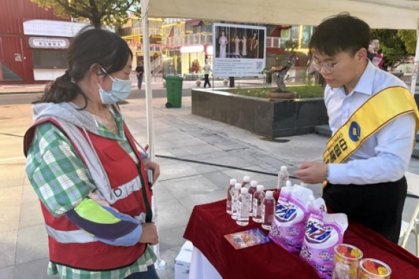 零距离服务市民！建行南通港闸支行苏超第二现场开展金融宣传活动
