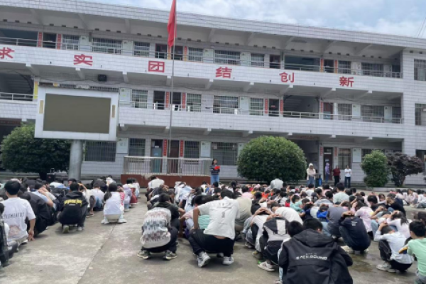 湖南武冈市邓元泰镇城西九年制学校开展地震应急疏散演练活动