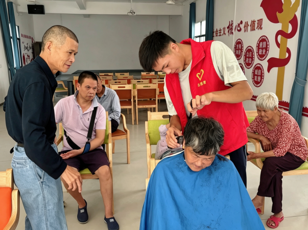 江西安远县塘村乡：爱心义剪进乡村 便民服务暖民心