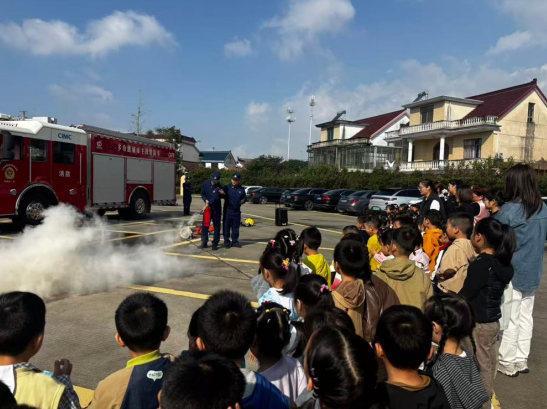 消防润童心 平安播新芽——江苏如东掘港幼儿园把 “消防车” 开进童趣课堂